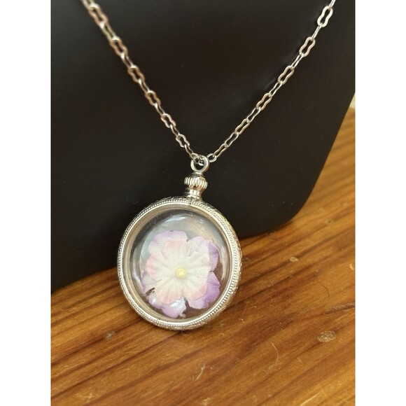 Vintage AVON Silvertone White Pink Purple HIBISCUS FLOWER Cameo Pendant Necklace - Picture 1 of 15